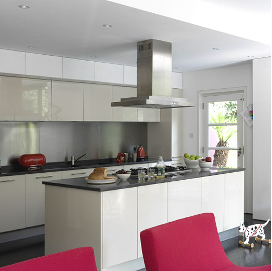 Фотография: Кухня и столовая в стиле Современный, Минимализм, Интерьер комнат, Цвет в интерьере, Белый – фото на INMYROOM