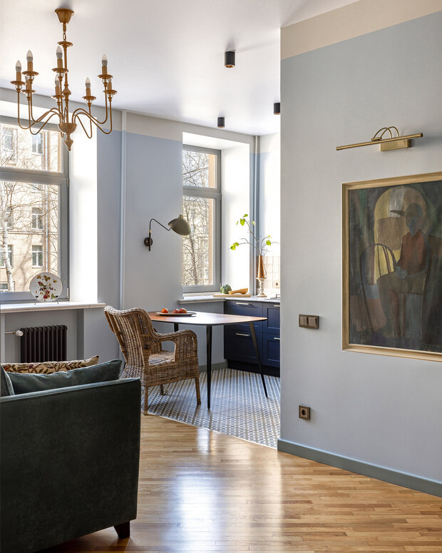 Интерьер наполнили живописью петербургских художников, например, Ани Сагамонянц, графикой московского живописца Ильи Оржеховского.