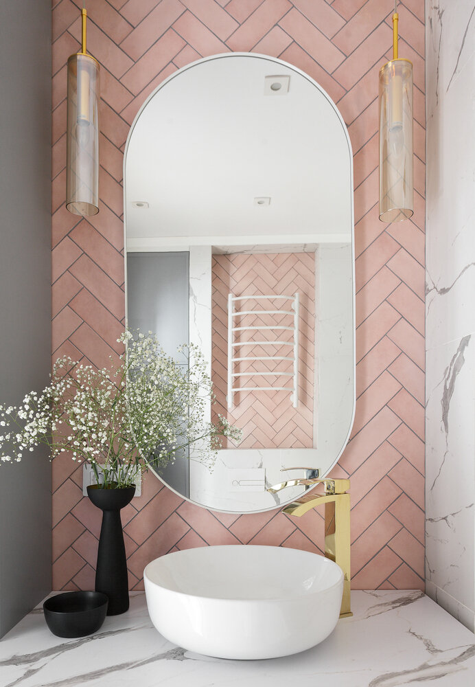 В санузле использовали золотую фурнитуру, которая отражает концепцию интерьера. В санузле использовали золотую фурнитуру, которая отражает концепцию интерьера.