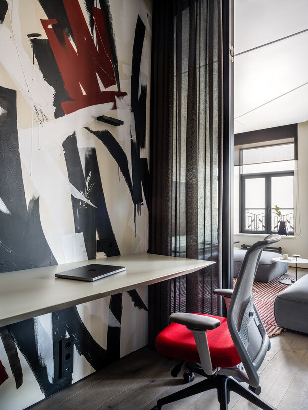 Для росписи стен кабинета пригласили художника: он разработал эскиз, повторяющий цвета в интерьере, добавив темно-красный оттенок. 