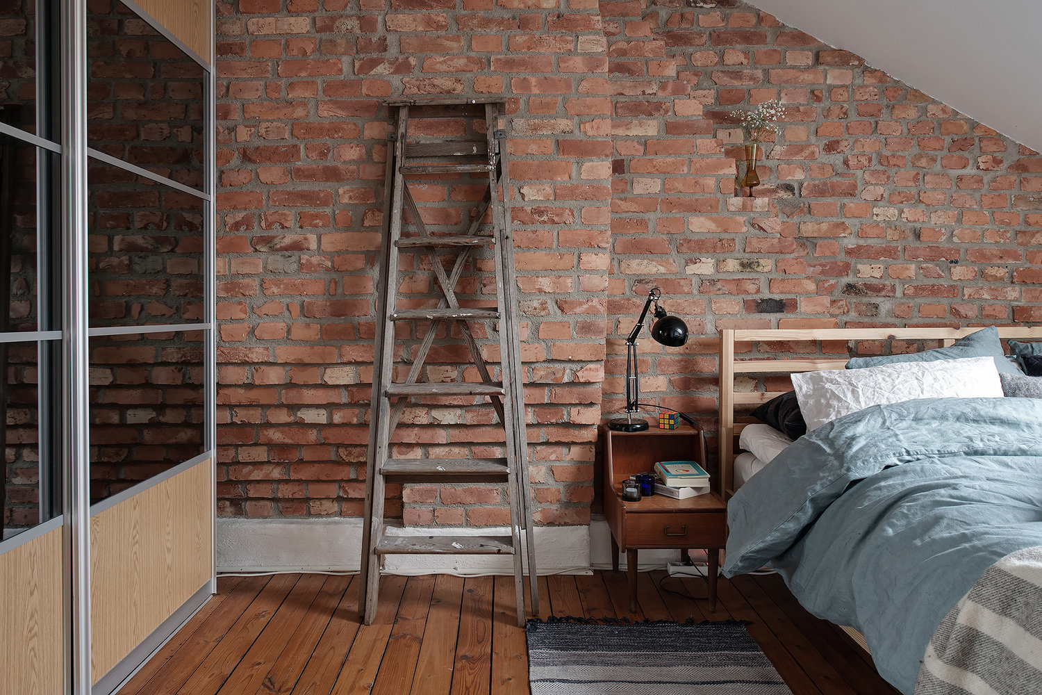 Фотография: Спальня в стиле Скандинавский, Декор интерьера, Квартира, Швеция, Гетеборг, скандинавский интерьер, Отделка стен, интерьер с кирпичной кладкой, 2 комнаты, 60-90 метров – фото на INMYROOM