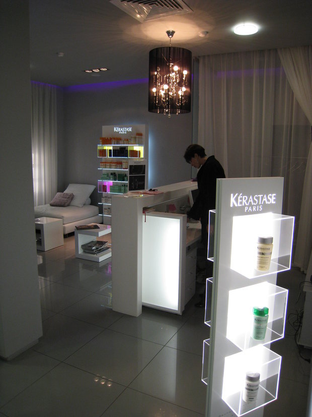 Интерьер офиса в современном стиле с элементами хай-тек