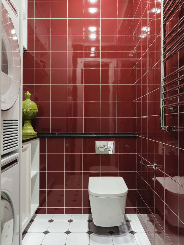 Инсталляция в обоих санузлах низкая (кнопка ниже, чем у стандартной инсталляции), чтобы была возможность сделать столешницу тумбы и борт инсталляции единым целым.