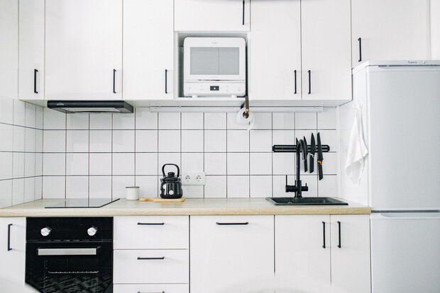 Фотография: Кухня и столовая в стиле Скандинавский, Современный, Минимализм, Винтажный, Советы, кухня в хрущевке, Хрущевка, удобная кухня, интерьер хрущевке – фото на INMYROOM