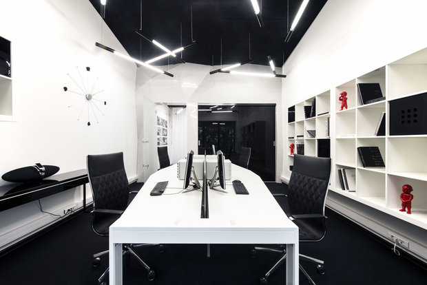 Фотография: Офис в стиле Хай-тек, Цвет в интерьере, Индустрия, Люди – фото на INMYROOM
