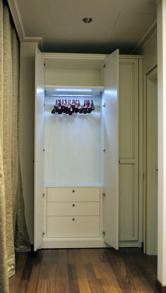 Интерьер гардеробной в классическом стиле с винным шкафом Интерьер гардеробной в классическом стиле с винным шкафом