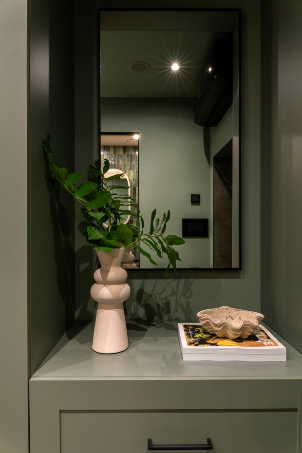 Фотография: Прихожая в стиле Современный, Малогабаритная квартира, Квартира, Проект дня, 1 комната, Монолитно-кирпичный, Юлия Волкова – фото на INMYROOM