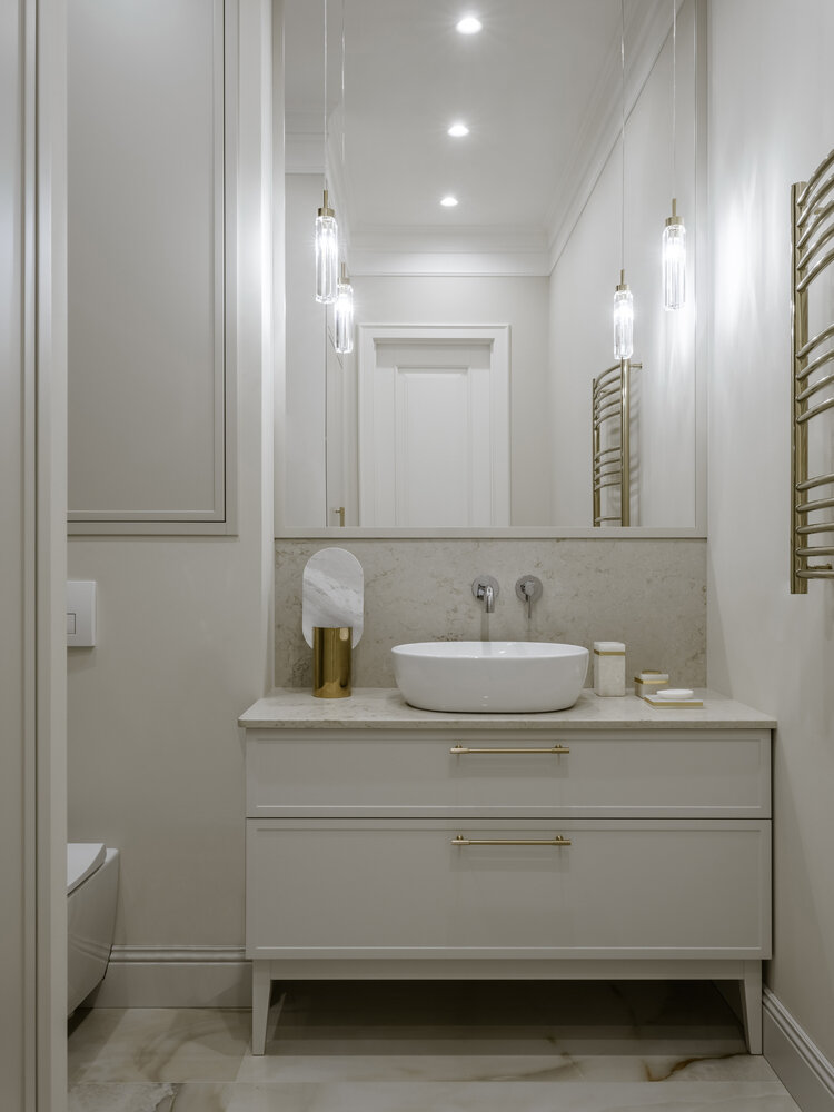 Второй санузел оформлен в краске, керамогранит использовали только в зоне раковины. Сюда подобрали накладную раковину и встроенный смеситель. Второй санузел оформлен в краске, керамогранит использовали только в зоне раковины. Сюда подобрали накладную раковину и встроенный смеситель.