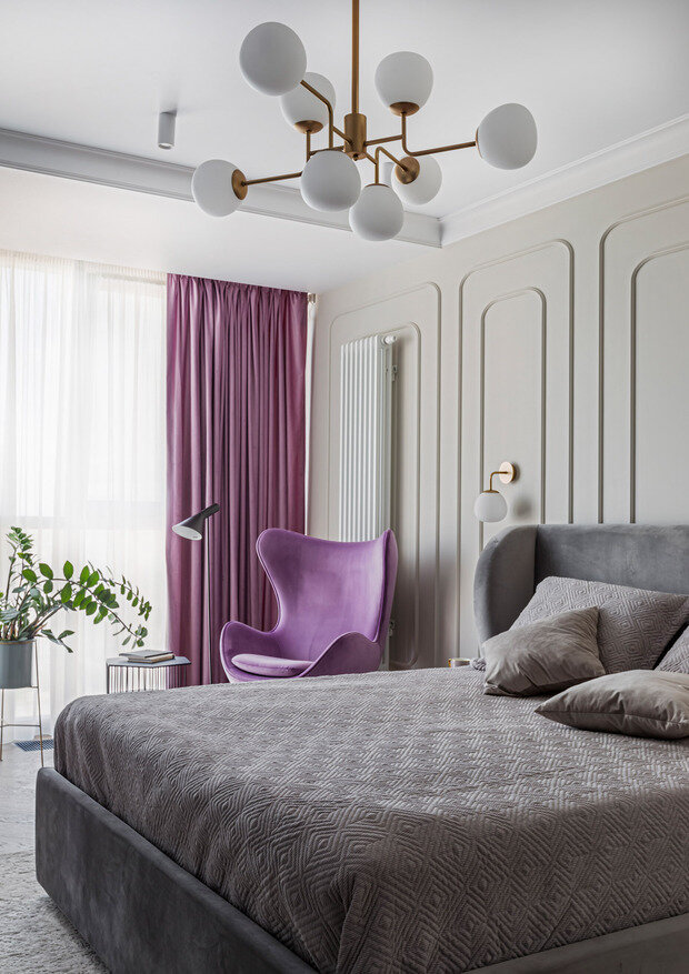Визуализация интерьера спальни в современном стиле с фиолетовыми элементами