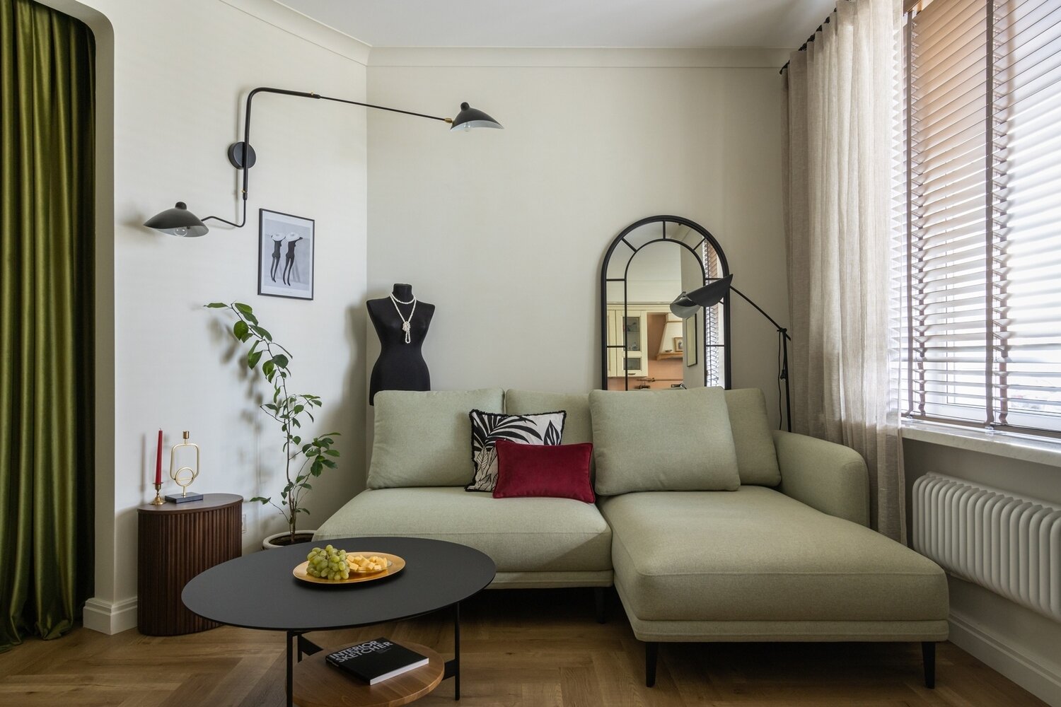 В гостиной зоне продумали несколько вариантов освещения для чтения книг, отдыха, встреч с друзьями. В гостиной зоне продумали несколько вариантов освещения для чтения книг, отдыха, встреч с друзьями.