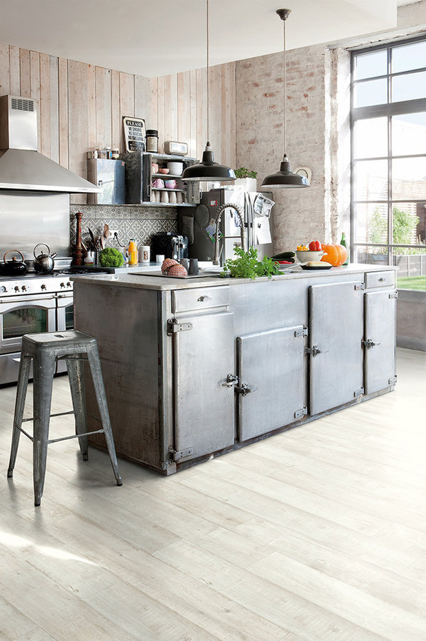 Фотография: Кухня и столовая в стиле Прованс и Кантри, Советы, Ремонт на практике, напольное покрытие, отделка пола, Quick Step, пвх-плитка – фото на INMYROOM