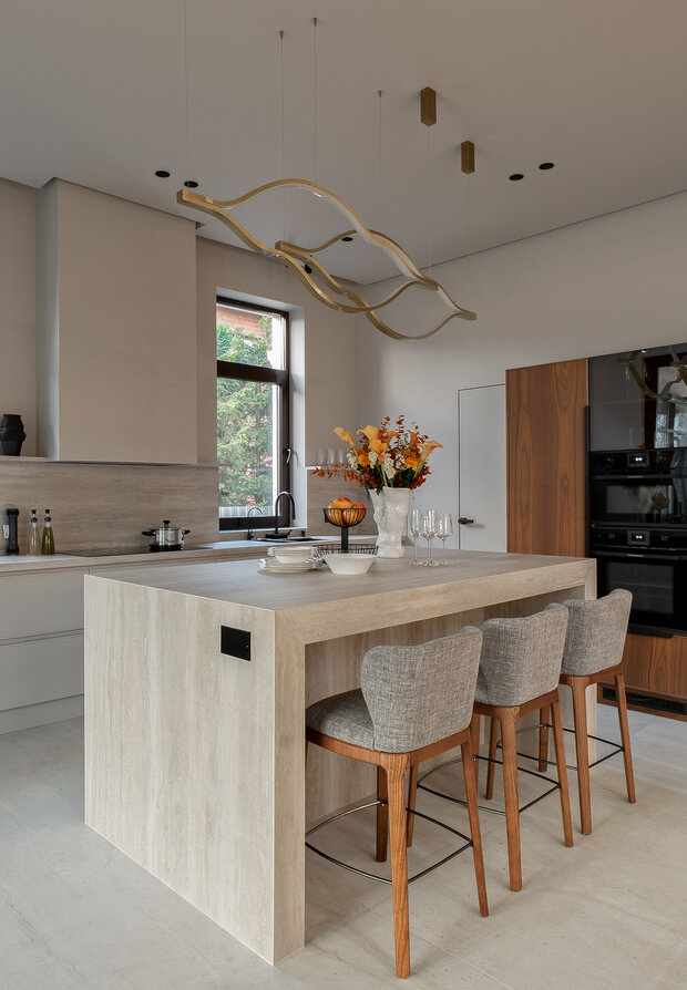 Фотография: Кухня и столовая в стиле Современный, Дом, Проект дня, Дом и дача, Московская область, 4 и больше, Более 90 метров, Барвиха, современный с элементами классики и роскоши – фото на INMYROOM