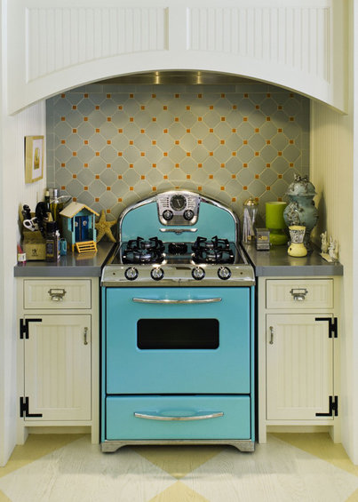 Фотография: Кухня и столовая в стиле Прованс и Кантри, Интерьер комнат, SMEG, Цвет в интерьере, Бирюзовый – фото на INMYROOM