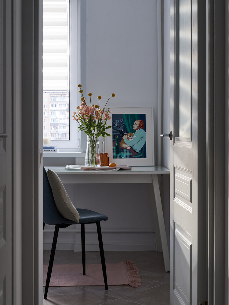 Хозяйка не побоялась глянца на кухонном и туалетном столах — он придает белым поверхностям разнообразия. Хозяйка не побоялась глянца на кухонном и туалетном столах — он придает белым поверхностям разнообразия.