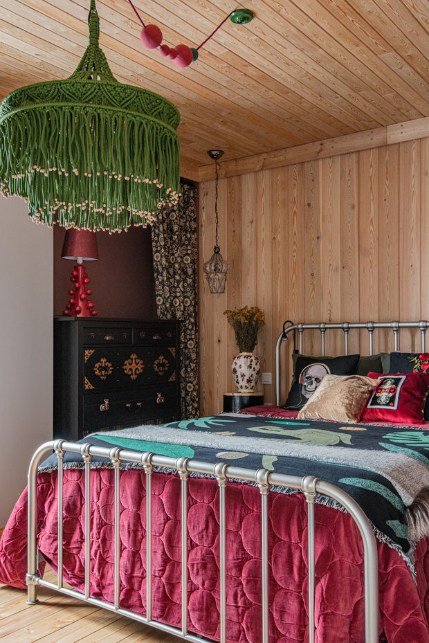 Цветовой контраст общей гамме задает колоритный плетеный абажур на люстре — макраме от Светланы Иоффе. Подушки с черепами добавляют остроты и изюминки, а на уютной лампе в нише обязательно задержится взгляд. Богатство фактур дополняет колоритный лен с растительным орнаментом из коллекции Balenciaga.