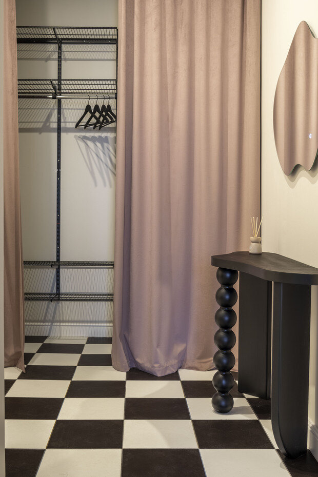 Фотография: Гардеробная в стиле Современный, Квартира, Проект дня, Санкт-Петербург, Кирпичный дом, 2 комнаты, 60-90 метров, современный с элементами минимализма и арт-деко, Постели Ковёр – фото на INMYROOM