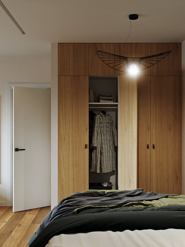 Изначально в квартире располагался один шкаф в прихожей — больше мест для хранения одежды не было предусмотрено. Благодаря тому, что дизайнеры решили демонтировать часть стены в прихожей, удалось разместить большой двусторонний шкаф: в одну сторону для зоны прихожей, в другую — для спальни.