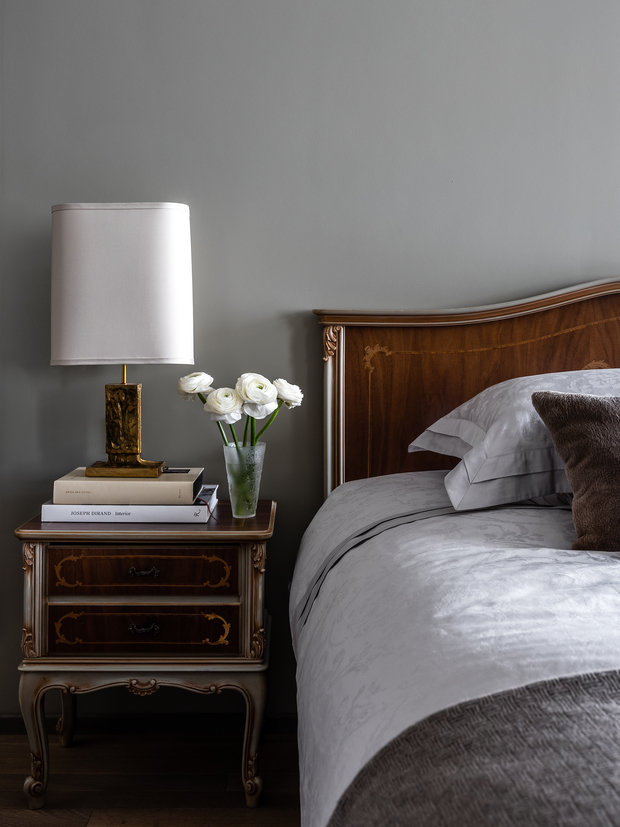 Кровать и тумбы достались хозяйке по наследству от бабушки.