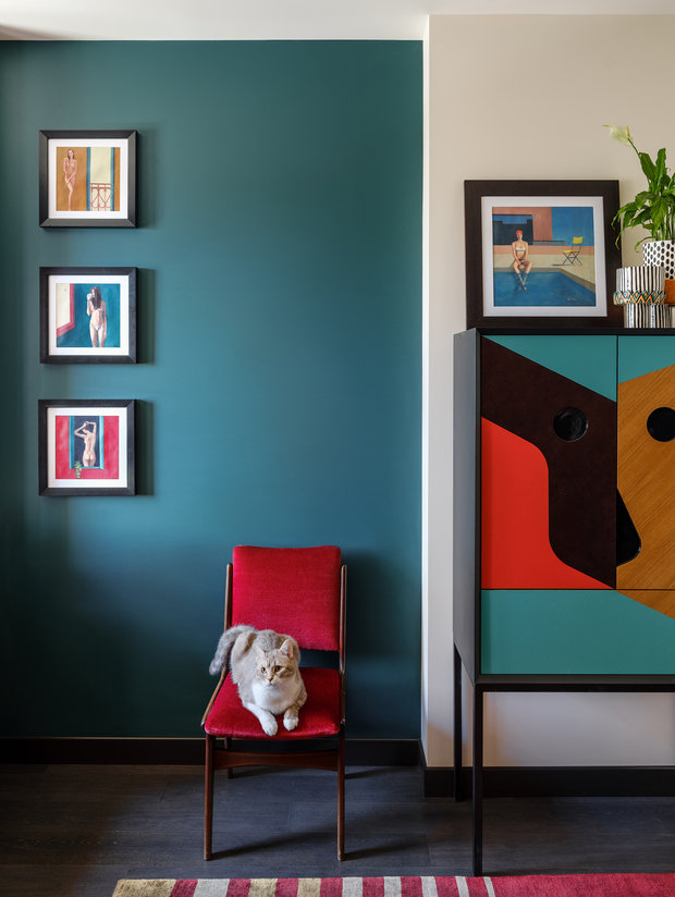 Чтобы вписаться в бюджет, некоторые материалы выбрали недорогие: например, предпочли в качестве напольного покрытия ламинат. В санузлах тоже положили недорогую плитку. Вес интерьеру придали цветовые сочетания и фактуры.