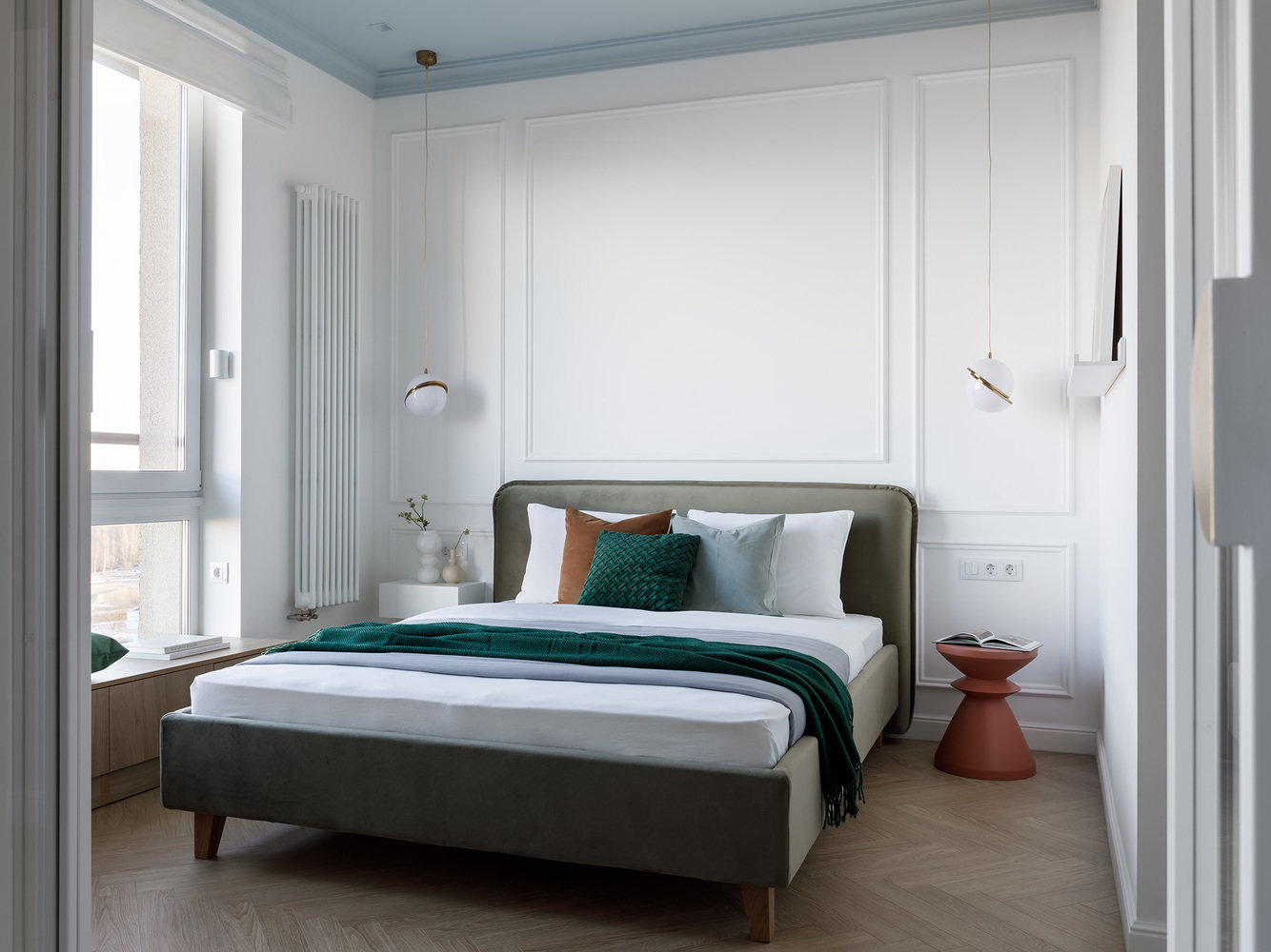 В спальне воссоздали летнее небо на потолке с помощью краски Little Greene. Этой же краской окрасили потолочные светильники, чтобы они не выделялись на цветном потолке.