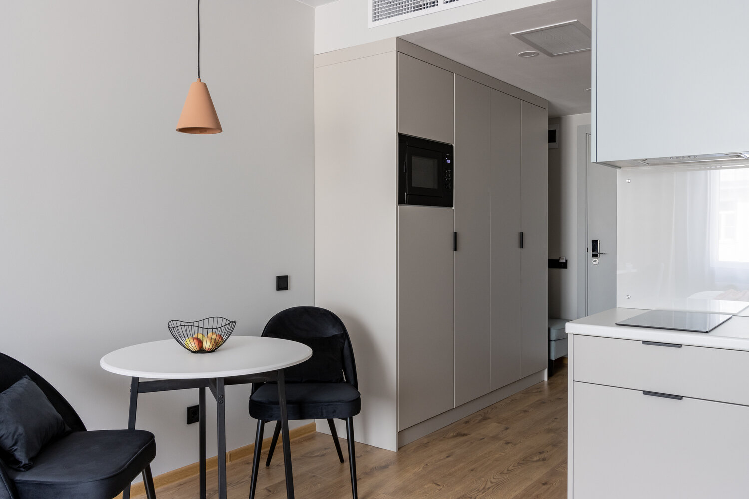 Фотография: Кухня и столовая в стиле Современный, Минимализм, Малогабаритная квартира, Квартира, Студия, Советы, Санкт-Петербург, Монолитный дом, до 40 метров, Виктория Бутвина – фото на INMYROOM Фотография: Кухня и столовая в стиле Современный, Минимализм, Малогабаритная квартира, Квартира, Студия, Советы, Санкт-Петербург, Монолитный дом, до 40 метров, Виктория Бутвина – фото на INMYROOM