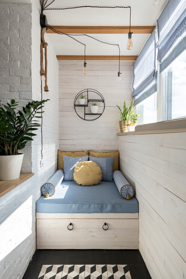 Интерьер балкона в скандинавском стиле с элементами эко