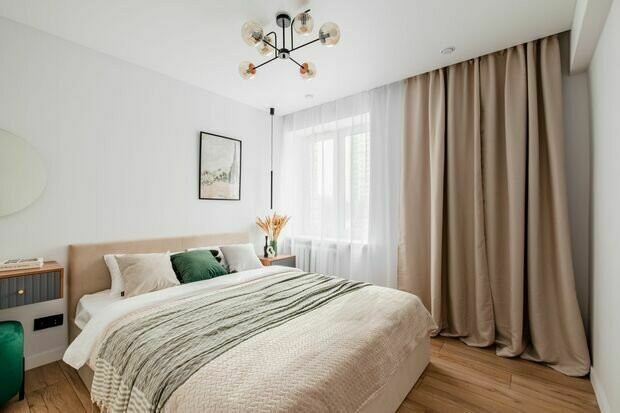 В спальне оставили свободное место в углу рядом с окном на случай, если будущие владельцы захотят разместить системы хранения или другую мебель. 