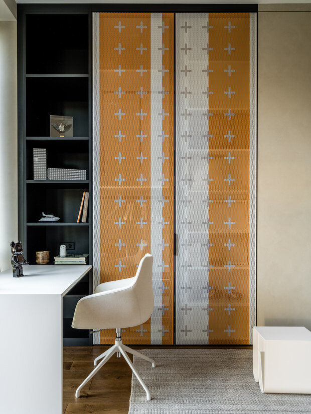 На металлические перфорированные фасады этих шкафов нанесен графический рисунок.