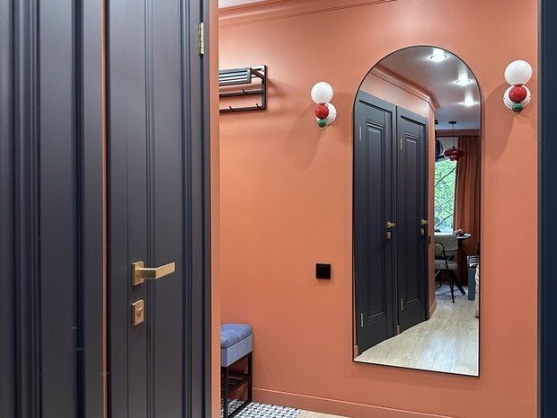 Фотография: Прихожая в стиле Современный, Эклектика, Квартира, Проект дня, двухкомнатная квартира в хрущевке, ремонт в хрущевке, Калининград, переделка хрущевки, как обустроить двухкомнатную квартиру в хрущевки, ремонт хрущевки, Хрущевка, 2 комнаты, 40-60 метров, интерьер хрущевке, интерьер хрущевки, как обновить хрущевку, дизайн хрущевки, ремонт в хрущёвке, Екатерина Трусова – фото на INMYROOM