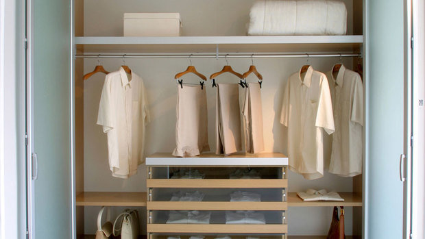 Фотография: Гардеробная в стиле Современный, Квартира, Советы, уборка, Мэри Кондо, секреты уборки, как облегчить процесс уборки – фото на INMYROOM