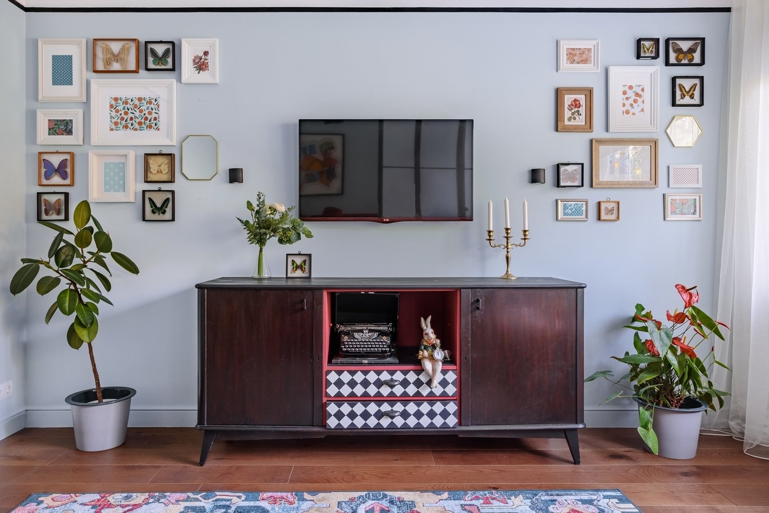 Из декора можно выделить печатную машинку Mercedes — наследие заказчиков. Дедушка заказчицы привез ее из Германии и поменял раскладку букв. Теперь она занимает почетное место в центре гостиной. Из декора можно выделить печатную машинку Mercedes — наследие заказчиков. Дедушка заказчицы привез ее из Германии и поменял раскладку букв. Теперь она занимает почетное место в центре гостиной.