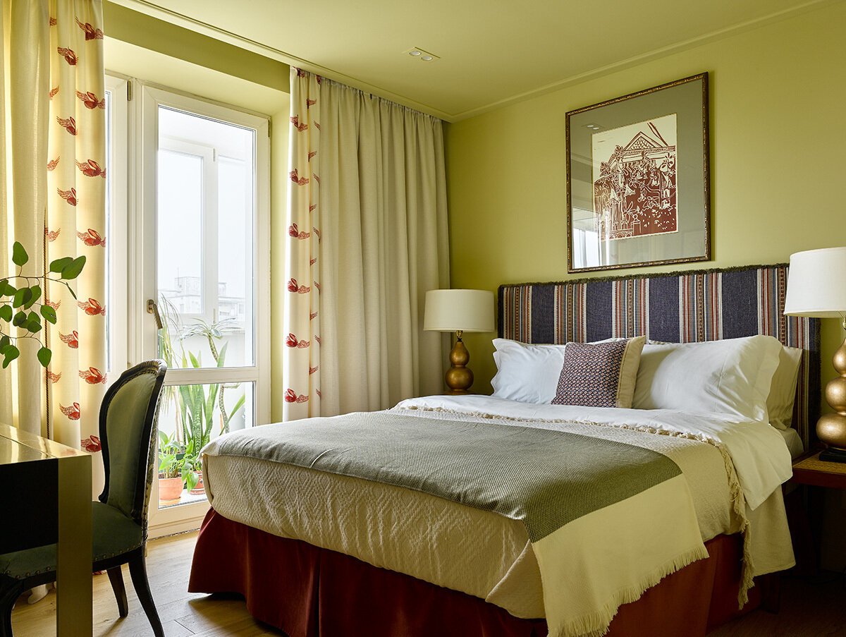 Кровать изготовлена из отдельного каркаса размером 160х200 см и изголовья, обитого тканью из запасов дизайнера.