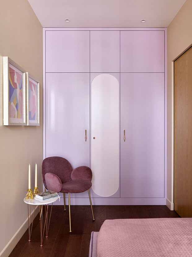  Спальню украшают картина художника Франсуа Саука и постеры известного американского бренда Trowbridge. 