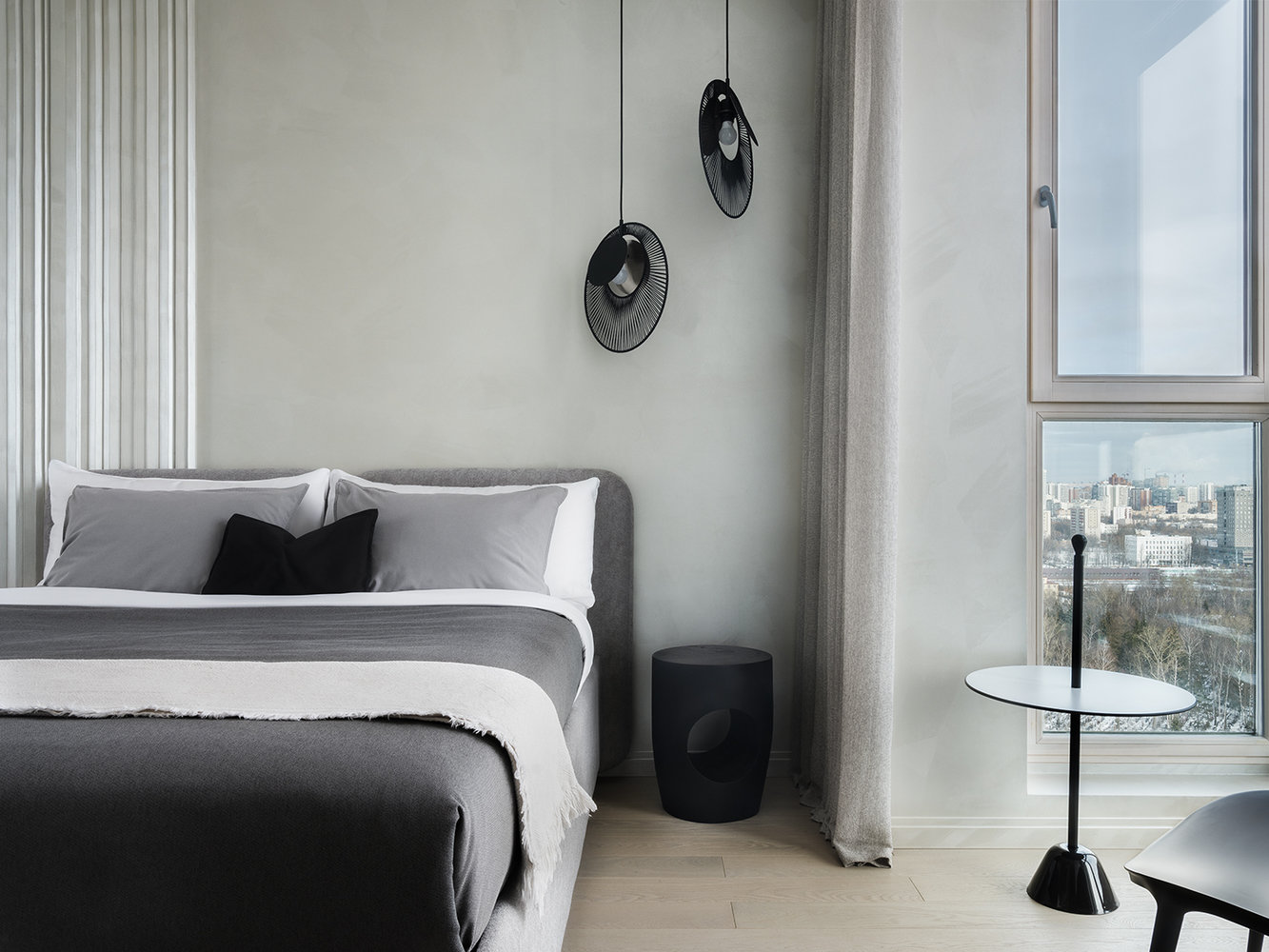 Дарья не любит плотные шторы, поэтому выбрала тюль, который затемняет комнату, но при этом пропускает утренний свет. Дарья не любит плотные шторы, поэтому выбрала тюль, который затемняет комнату, но при этом пропускает утренний свет.