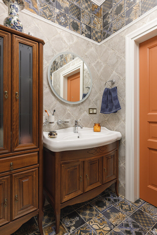 Фотография: Ванная в стиле Классический, Эклектика, Дом, Проект дня, Дом и дача, Татарстан, Кирпичный дом, 4 и больше, Более 90 метров, современный с элементами классики и роскоши, Зарина Гайворонская – фото на INMYROOM