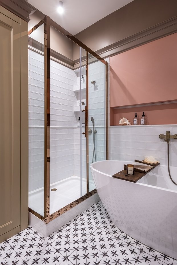 Площадь санузла позволила установить отдельно стоящую ванну и душевую. 