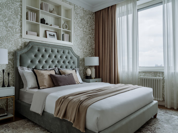 В спальне родителей хотелось создать эффект шкатулки. Чтобы не акцентировать внимание на вход в гардеробную, поставили дверь-невидимку и тоже в отделке обоями.