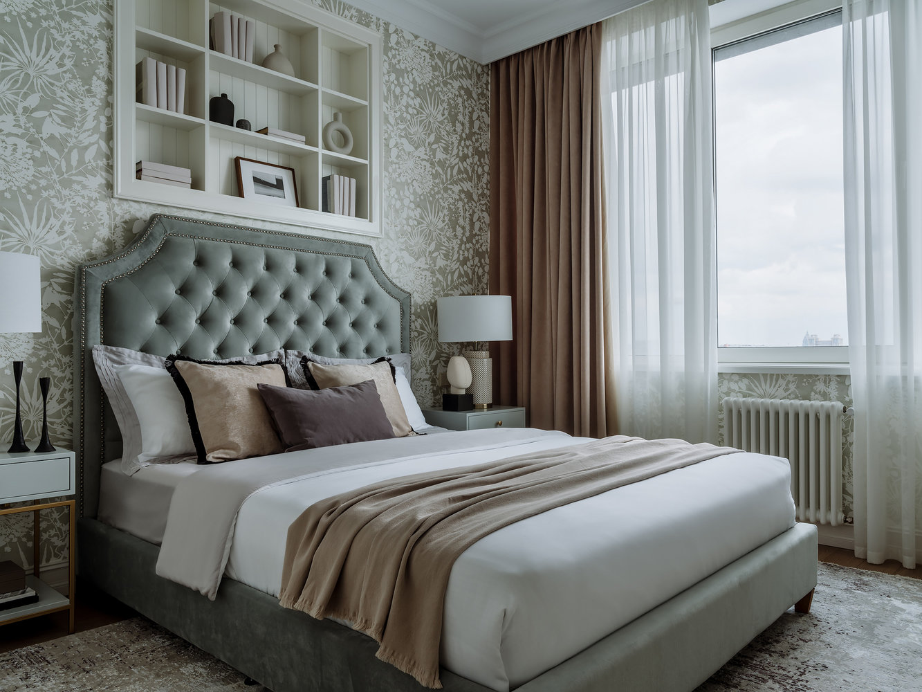 В спальне родителей хотелось создать эффект шкатулки. Чтобы не акцентировать внимание на вход в гардеробную, поставили дверь-невидимку и тоже в отделке обоями. В спальне родителей хотелось создать эффект шкатулки. Чтобы не акцентировать внимание на вход в гардеробную, поставили дверь-невидимку и тоже в отделке обоями.