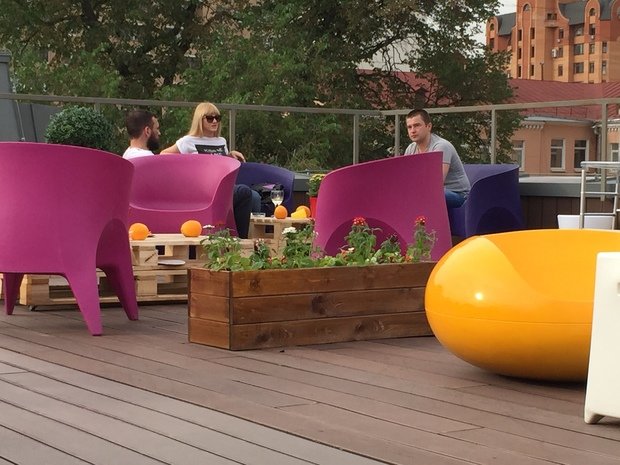 Фото из портфолио Оформление веранды флагманского шоу-рума дизайнерской мебели COSMORELAX – фотографии дизайна интерьеров на INMYROOM