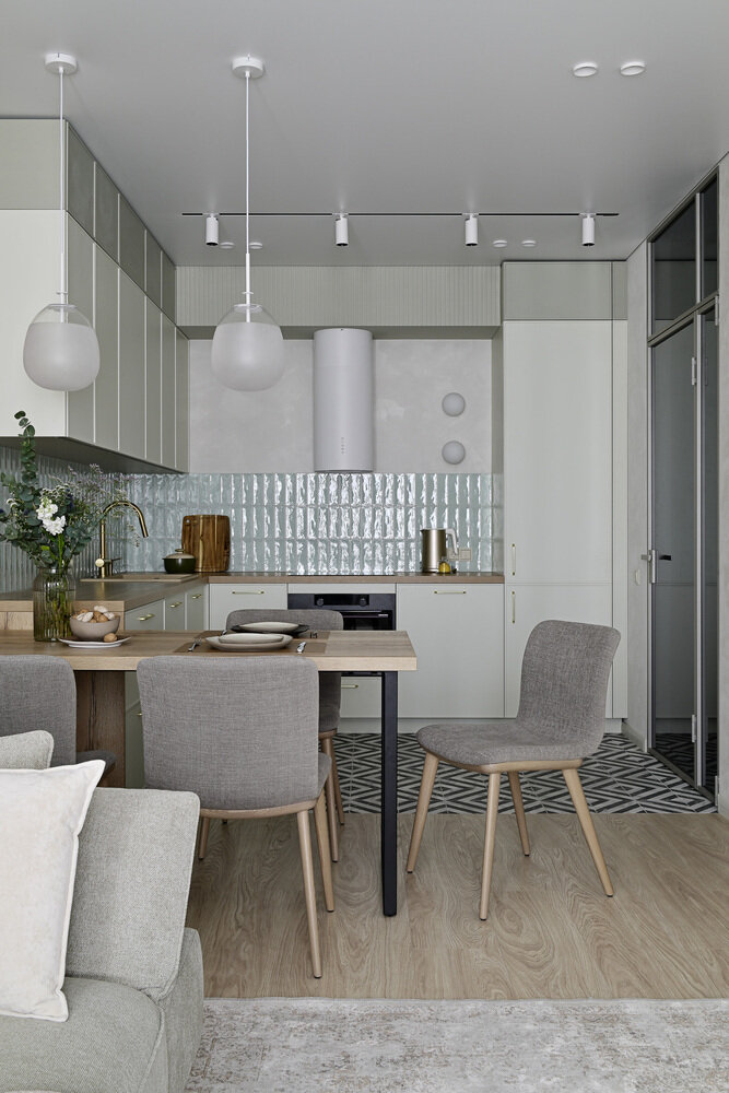 Белая вытяжка была перекрашена в автомастерской в матовый цвет, так как глянец от производителя нарушал визуальную концепцию матовых благородных поверхностей; воздуховод спрятан в коробе над вытяжкой. Белая вытяжка была перекрашена в автомастерской в матовый цвет, так как глянец от производителя нарушал визуальную концепцию матовых благородных поверхностей; воздуховод спрятан в коробе над вытяжкой.