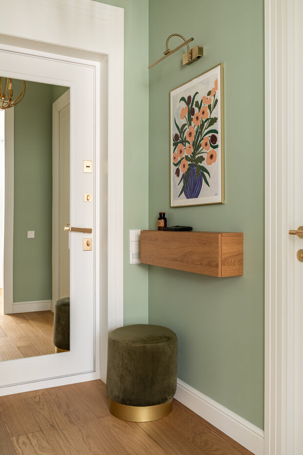 Фотография: Прихожая в стиле Современный, Малогабаритная квартира, Квартира, Проект дня, Москва, Монолитный дом, 2 комнаты, до 40 метров, современный с элементами неоклассики – фото на INMYROOM
