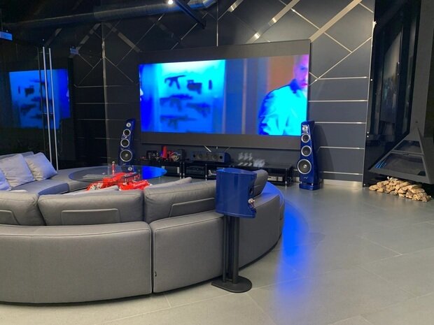 Интерьер гостиной в стиле хай-тек с большой панелью и модульным диваном