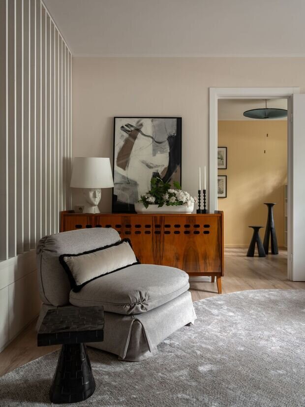 Кресла в гостиной — это старые винтажные кресла, перетянутые новой обивочной тканью. 