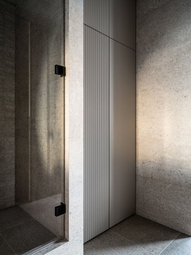 В этом пенале стоит стиральная машина с функцией сушки, а также есть место для утюга и гладильной доски.