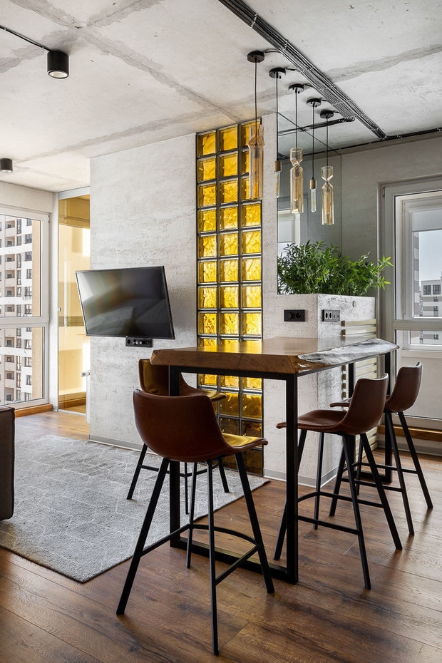 Барная стойка выполнена из большого слэба дуба, зашлифованного и покрытого маслом, на лофтовом основании. Столешница тактильно приятная, края остались неровными, как спил самого дерева. Толщина столешницы 80 мм.