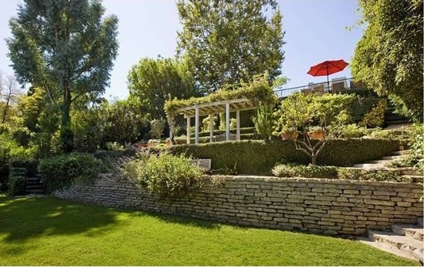 Фотография: Ландшафт в стиле Прованс и Кантри, Современный, Дом, Дома и квартиры, Интерьеры звезд, Бассейн – фото на INMYROOM