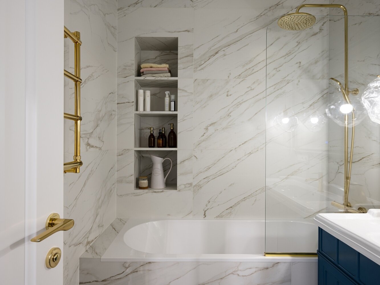 Фотография: Ванная в стиле Классический, Современный, Квартира, Проект недели, Москва, Сталинка, 3 комнаты, 40-60 метров, UN Buro, Анастасия Потапова – фото на INMYROOM