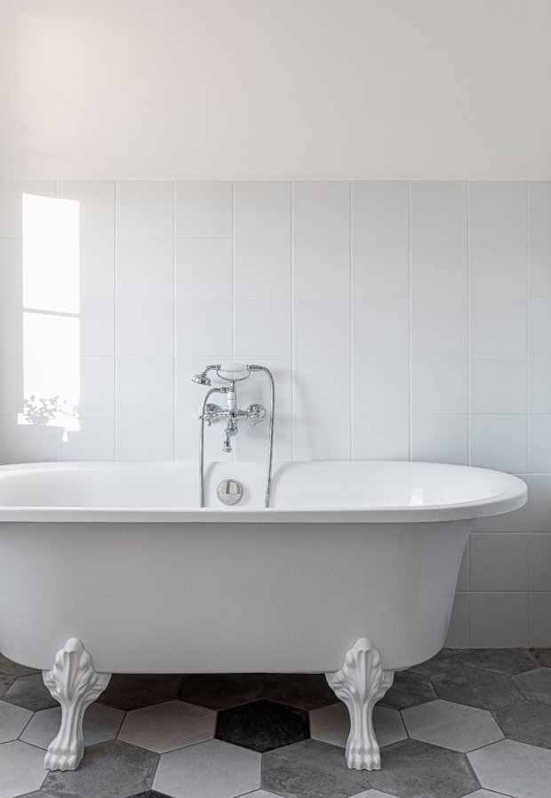 Во втором санузле использовали сочетание белой плитки и краски. Изюминкой стала отдельно стоящая ванна на ножках-лапах.