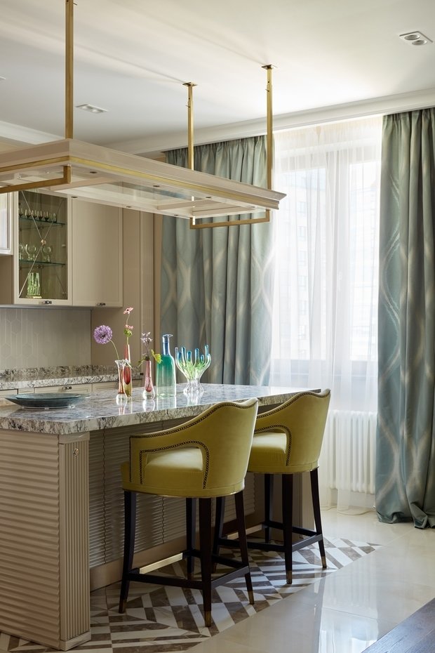 Фотография: Кухня и столовая в стиле Классический, Современный, Квартира, Проект дня, Москва, 4 и больше, Более 90 метров, Алиса Шабельникова, Эксклюзивные проекты – фото на INMYROOM