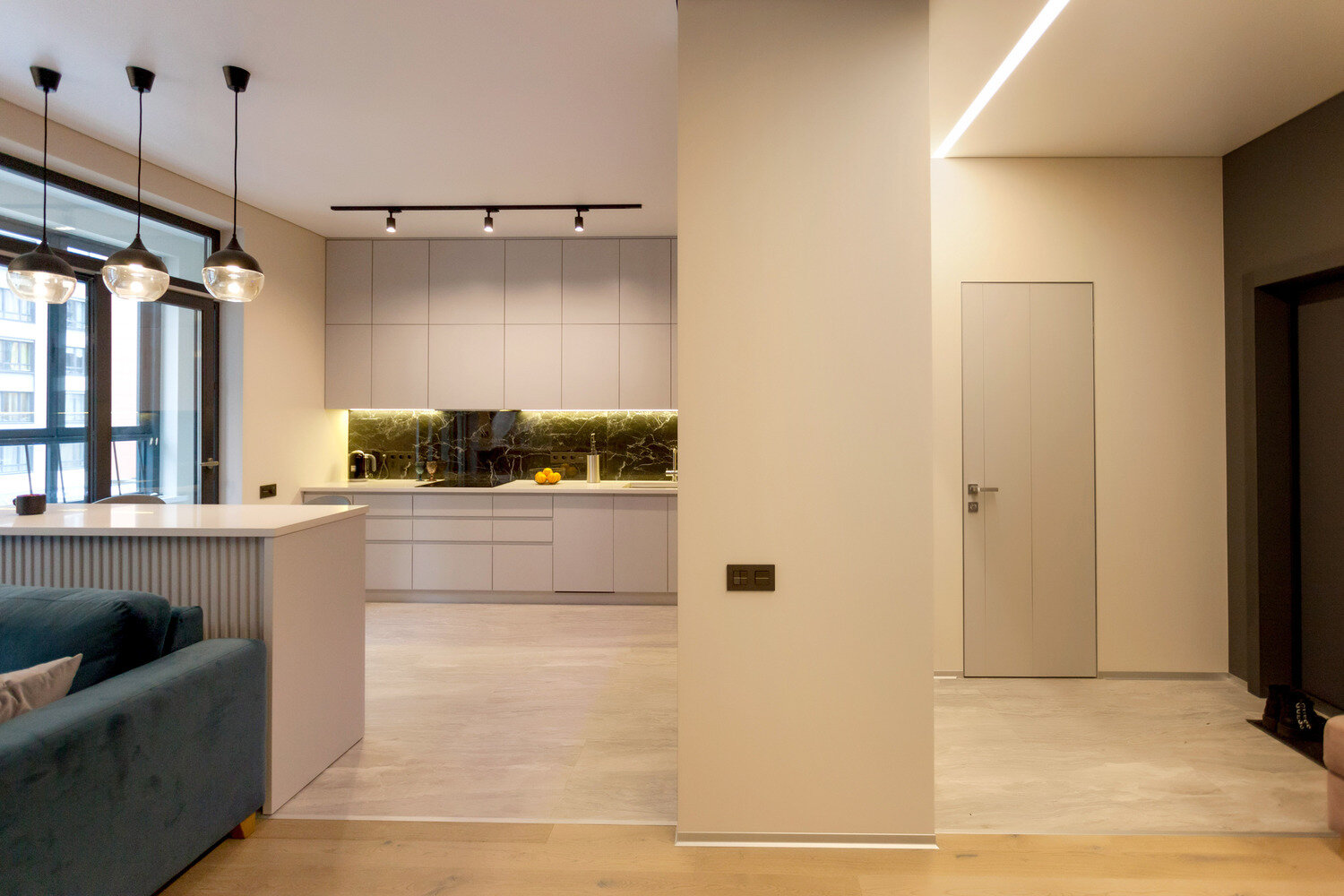 Фотография: Кухня и столовая в стиле Современный, Квартира, Проект недели, Коммунарка, Монолитный дом, 2 комнаты, 60-90 метров, Veprince, Анастасия Загорельская – фото на INMYROOM Фотография: Кухня и столовая в стиле Современный, Квартира, Проект недели, Коммунарка, Монолитный дом, 2 комнаты, 60-90 метров, Veprince, Анастасия Загорельская – фото на INMYROOM